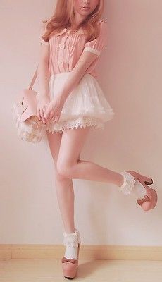Ropa kawaii con minifalda blanca, camisa rosa plisada, bolso y zapatos con lazo
